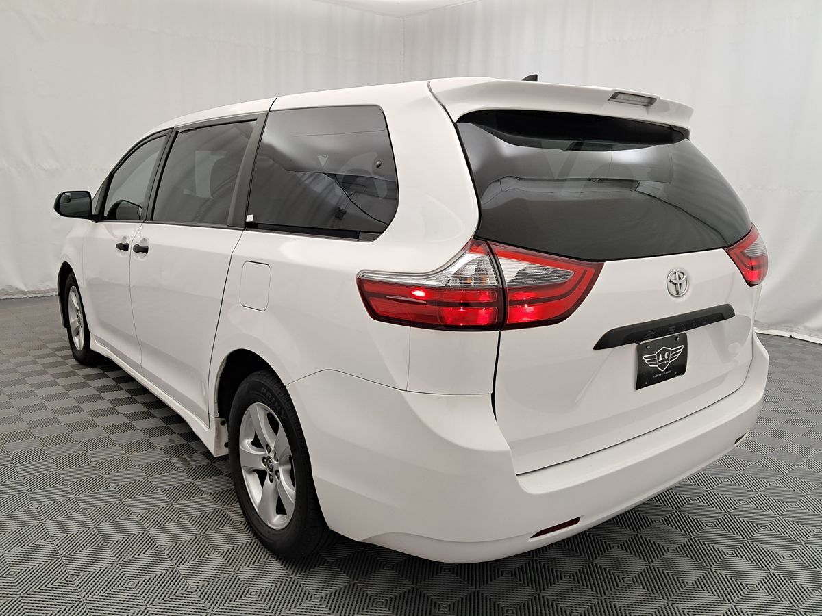 2020 Toyota Sienna photo 3