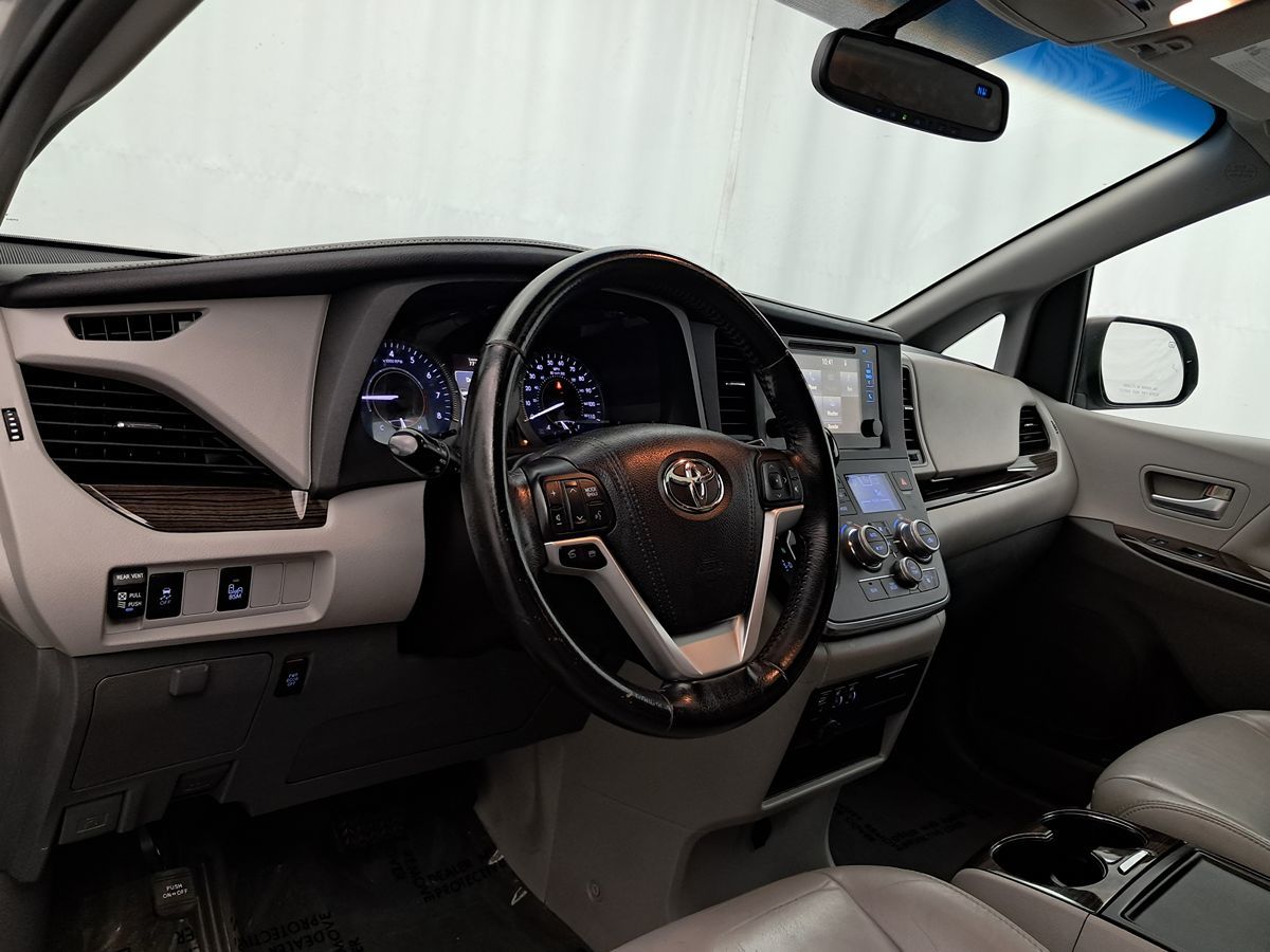 2015 Toyota Sienna XLE photo 2