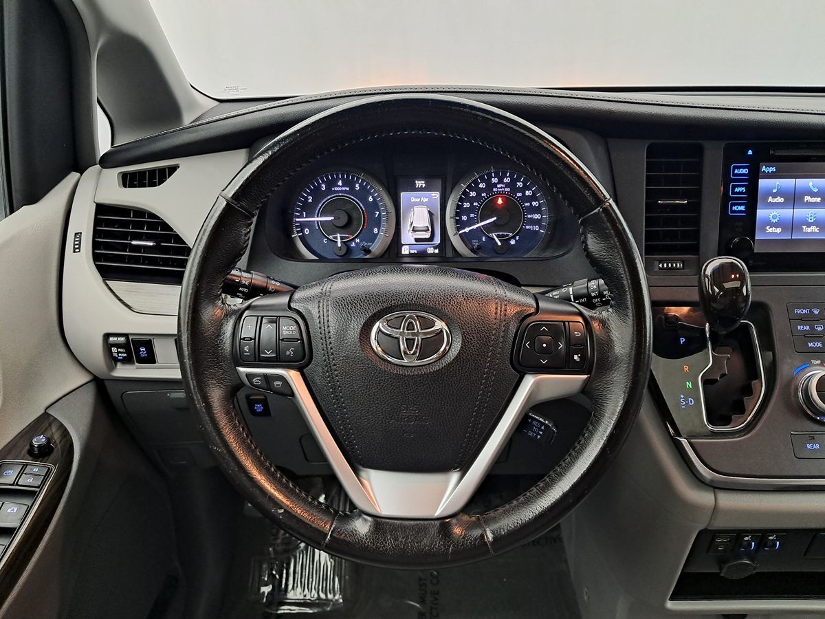 2015 Toyota Sienna XLE photo 4