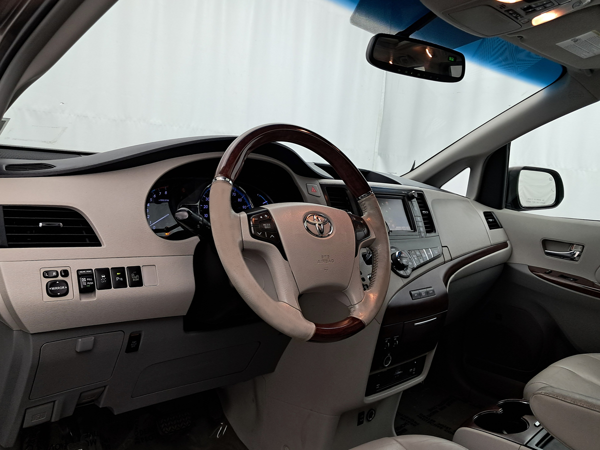 2013 Toyota Sienna Limited photo 3