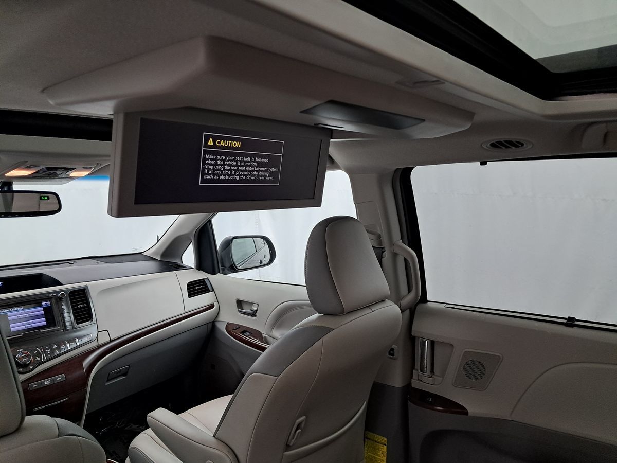 2013 Toyota Sienna Limited photo 2