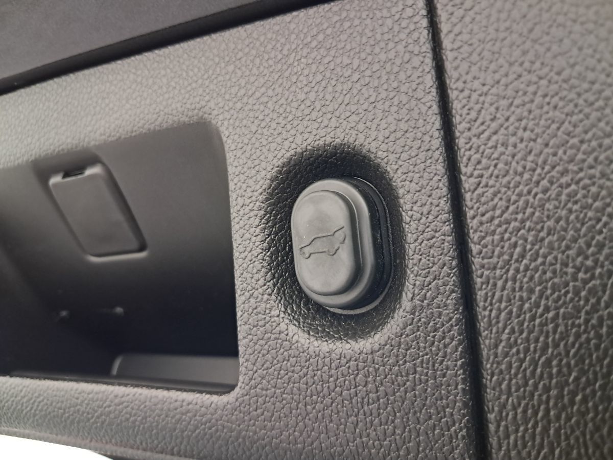 2016 Cadillac Escalade Luxury photo 32