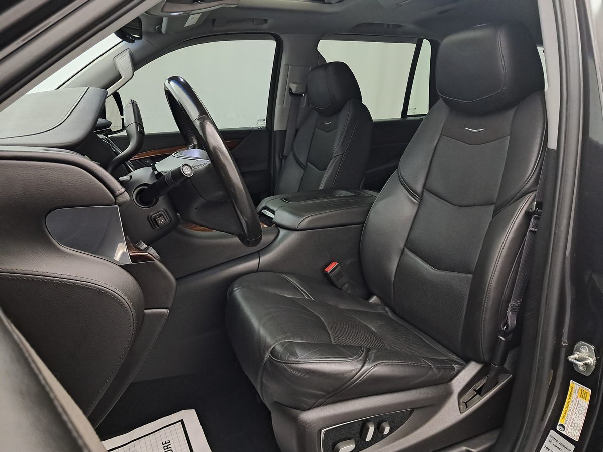 2016 Cadillac Escalade Luxury photo 2