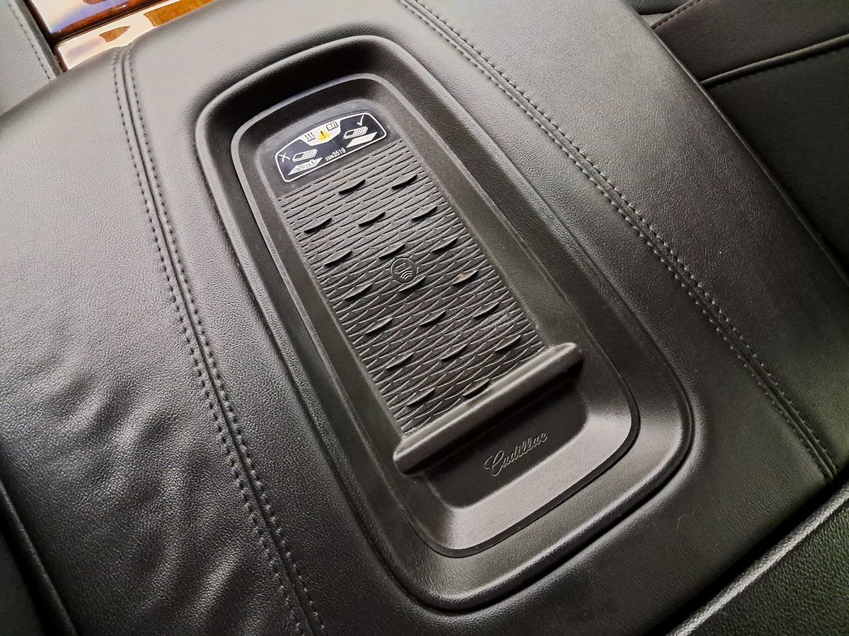 2016 Cadillac Escalade Luxury photo 23