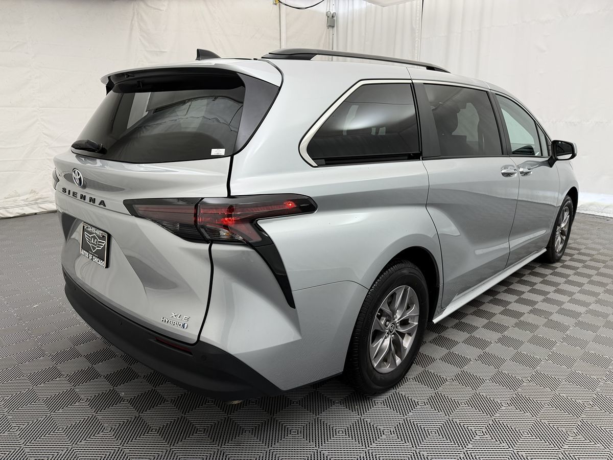 2024 Toyota Sienna XLE photo 2