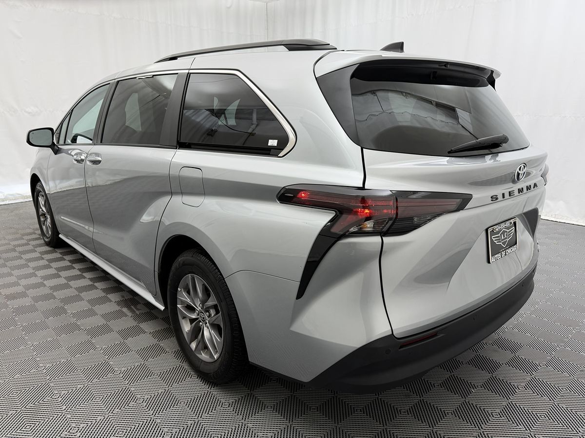 2024 Toyota Sienna XLE photo 3