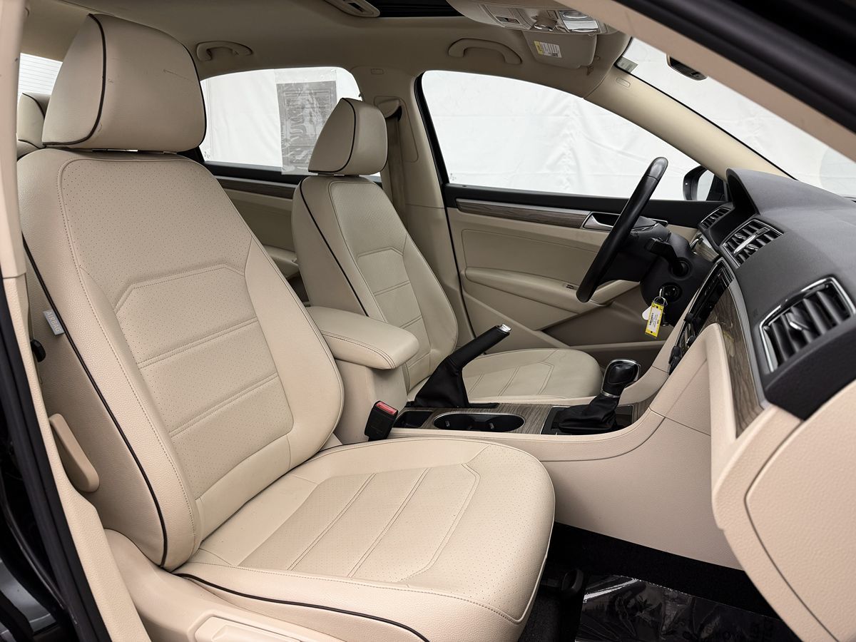 2016 Volkswagen Passat SE Premium photo 3