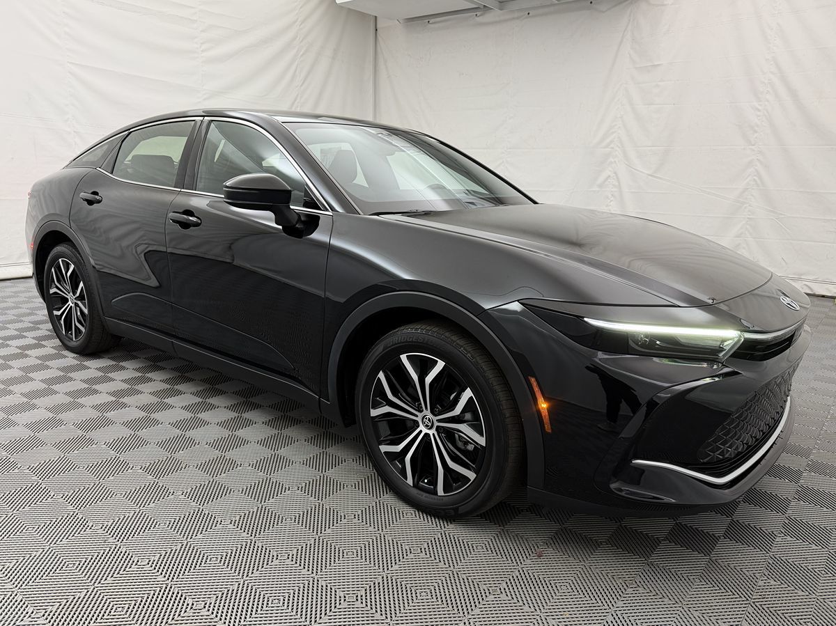 2025 Toyota Crown XLE photo 3