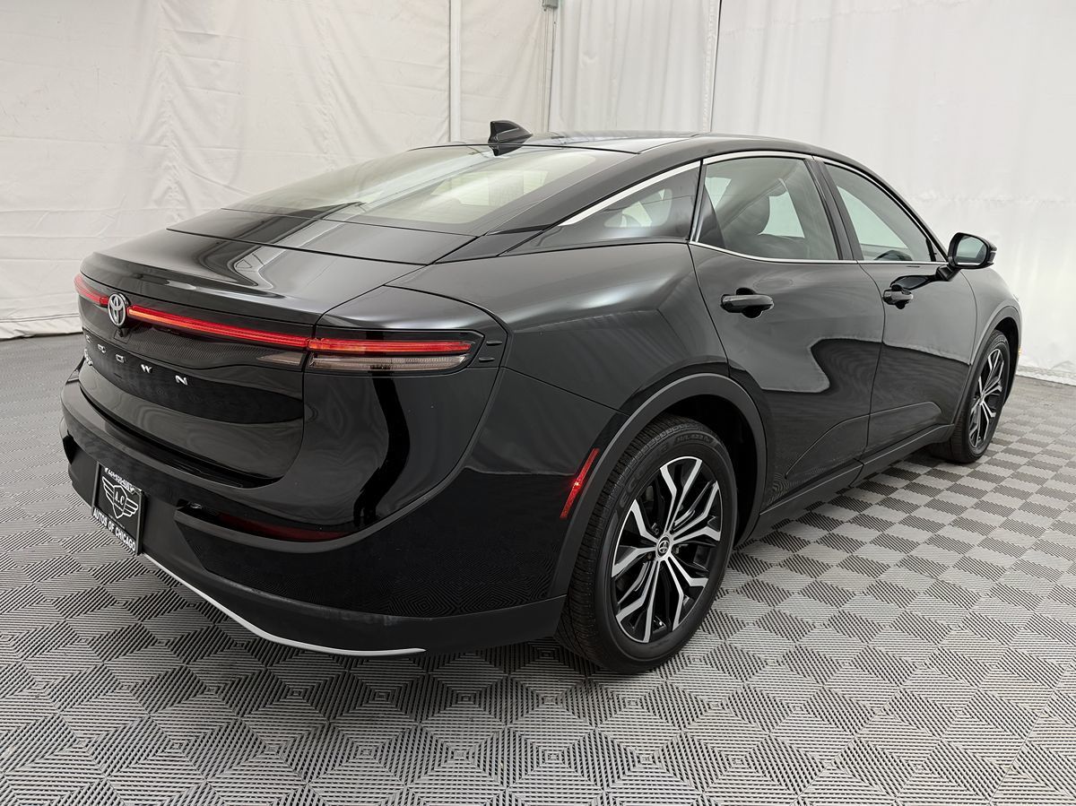 2025 Toyota Crown XLE photo 4