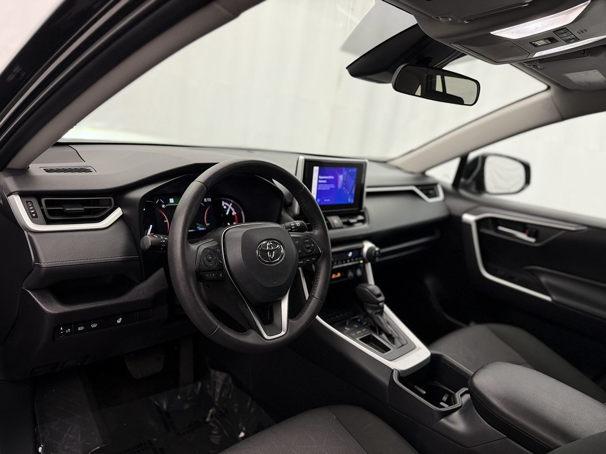 2025 Toyota RAV4 XLE photo 3