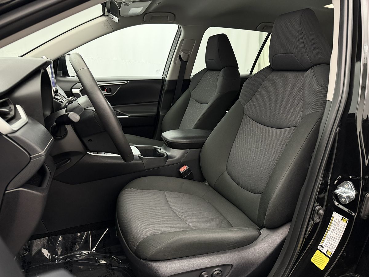 2025 Toyota RAV4 XLE photo 4