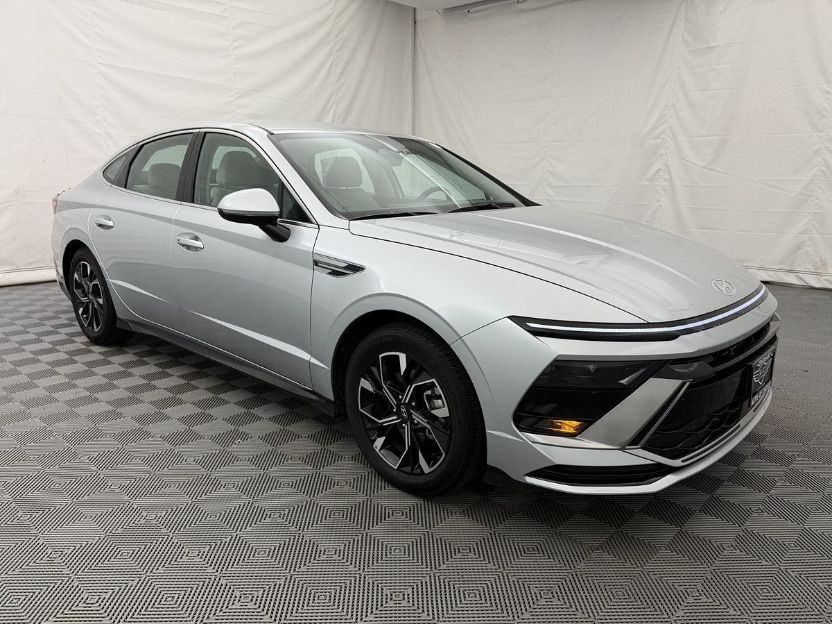 2025 Hyundai Sonata SEL photo 2