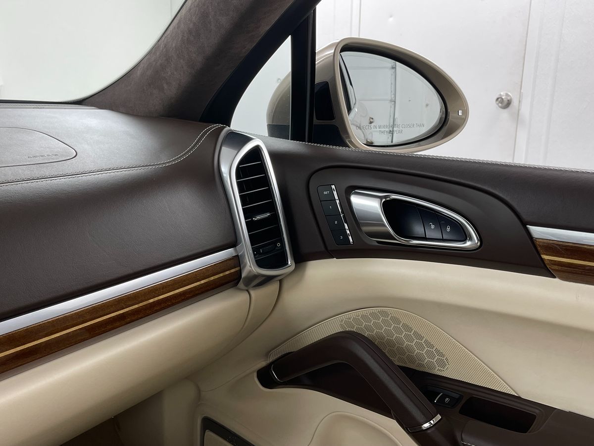 2017 Porsche Cayenne Turbo photo 19