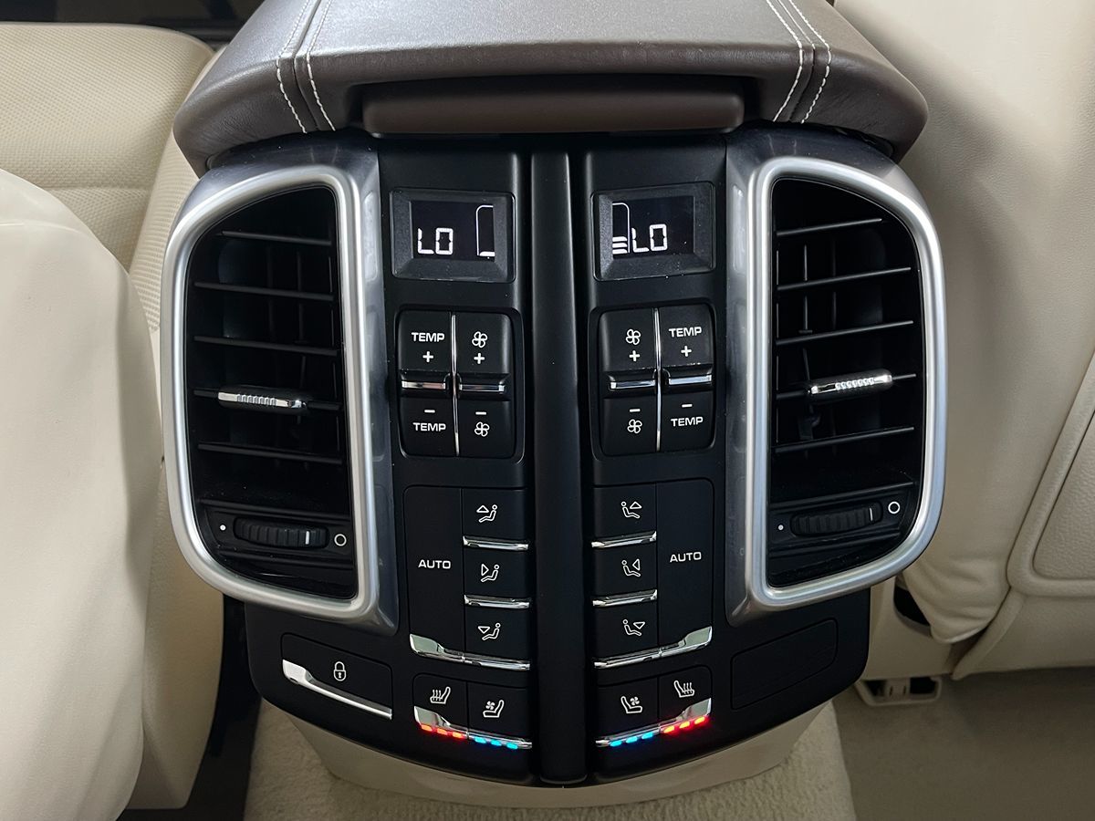 2017 Porsche Cayenne Turbo photo 21