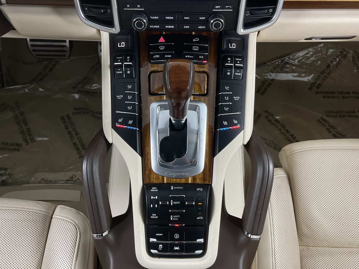 2017 Porsche Cayenne Turbo photo 18