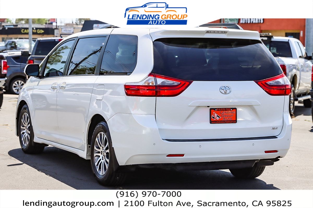 2020 Toyota Sienna XLE Premium photo 2