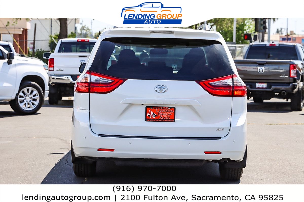 2020 Toyota Sienna XLE Premium photo 3