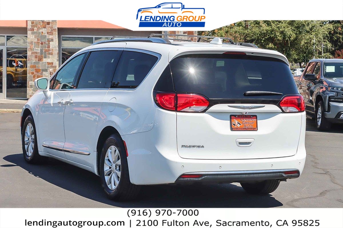 2018 Chrysler Pacifica Touring Plus photo 2