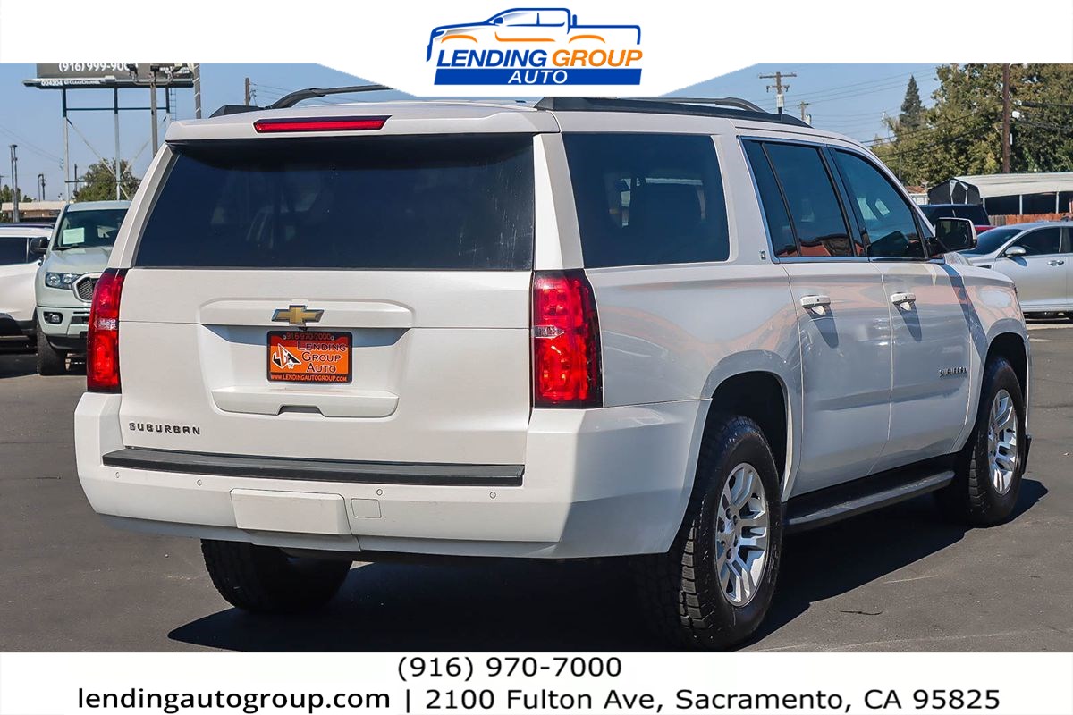 2017 Chevrolet Suburban LT photo 3