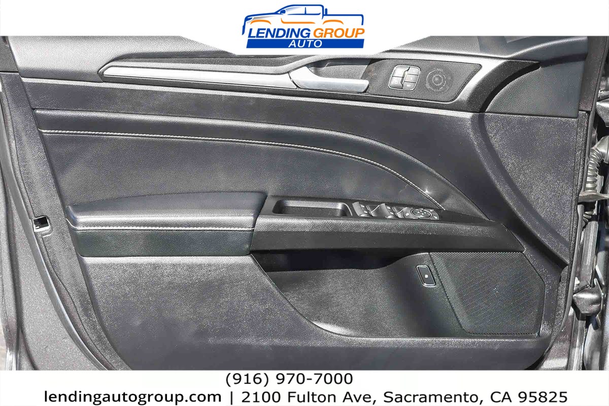 2019 Ford Fusion Energi Titanium photo 16