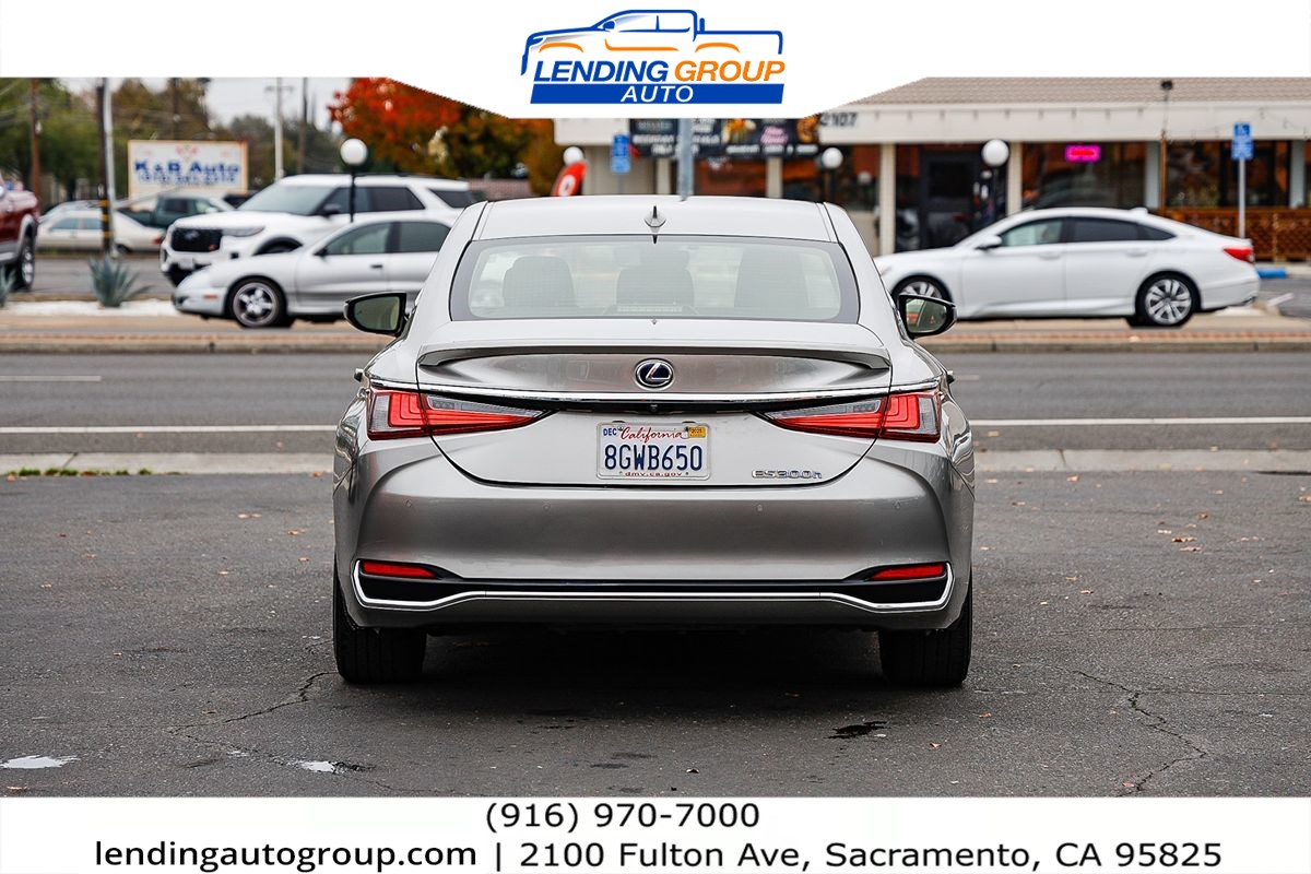 2019 Lexus ES 300h Luxury photo 3