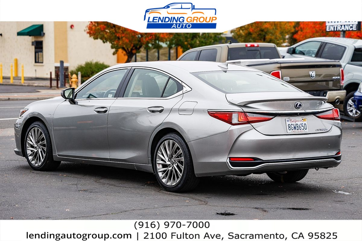 2019 Lexus ES 300h Luxury photo 2