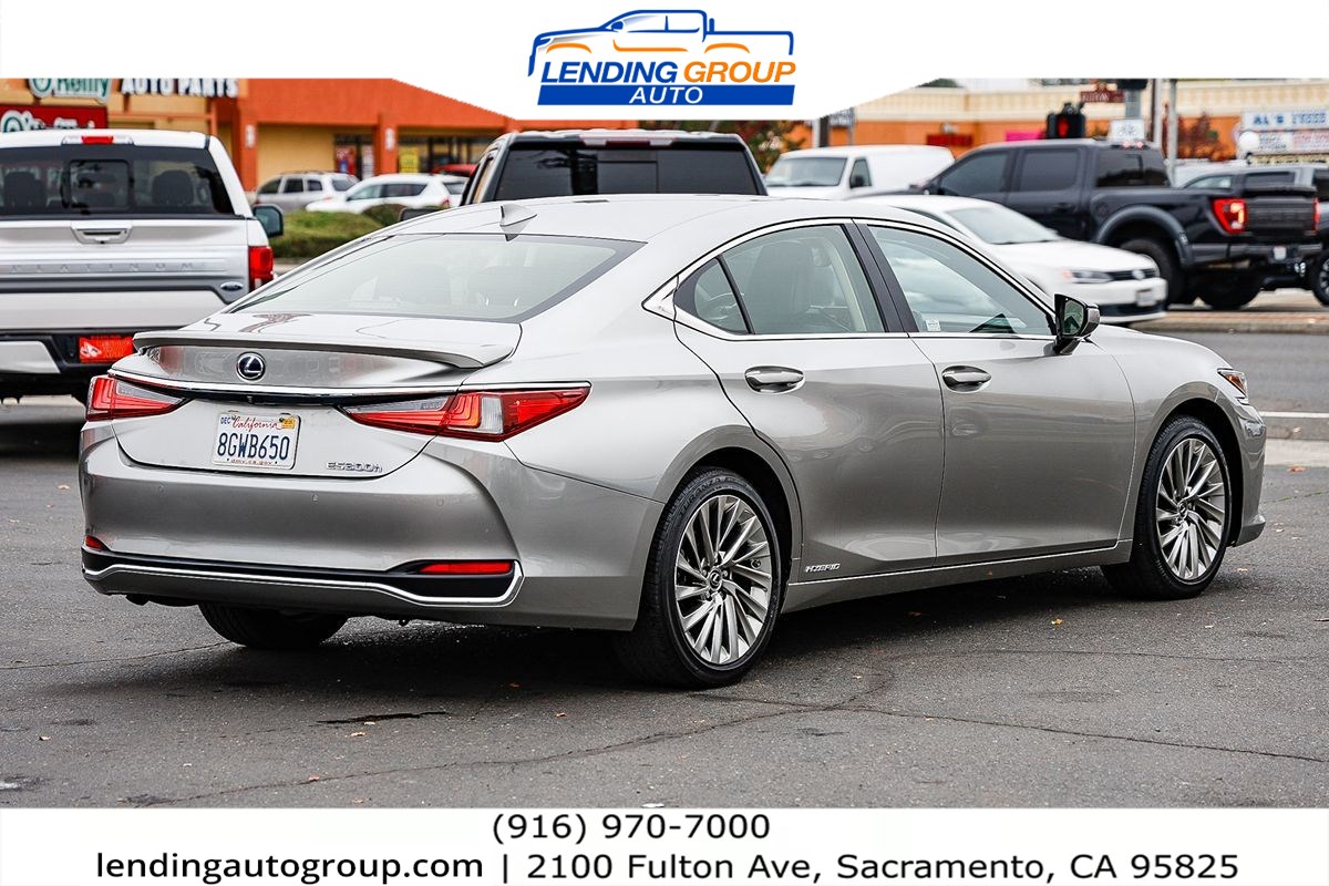 2019 Lexus ES 300h Luxury photo 4