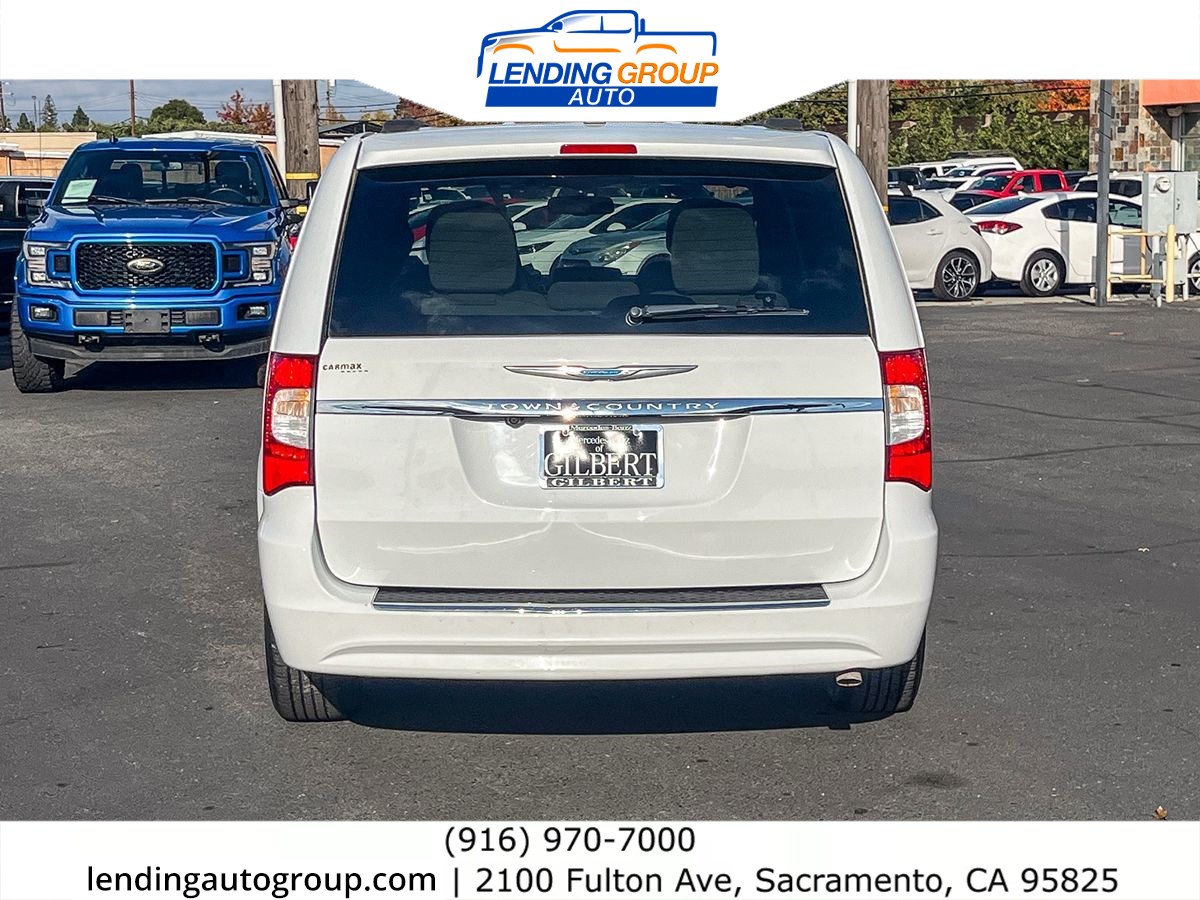 2016 Chrysler Town & Country Touring photo 3