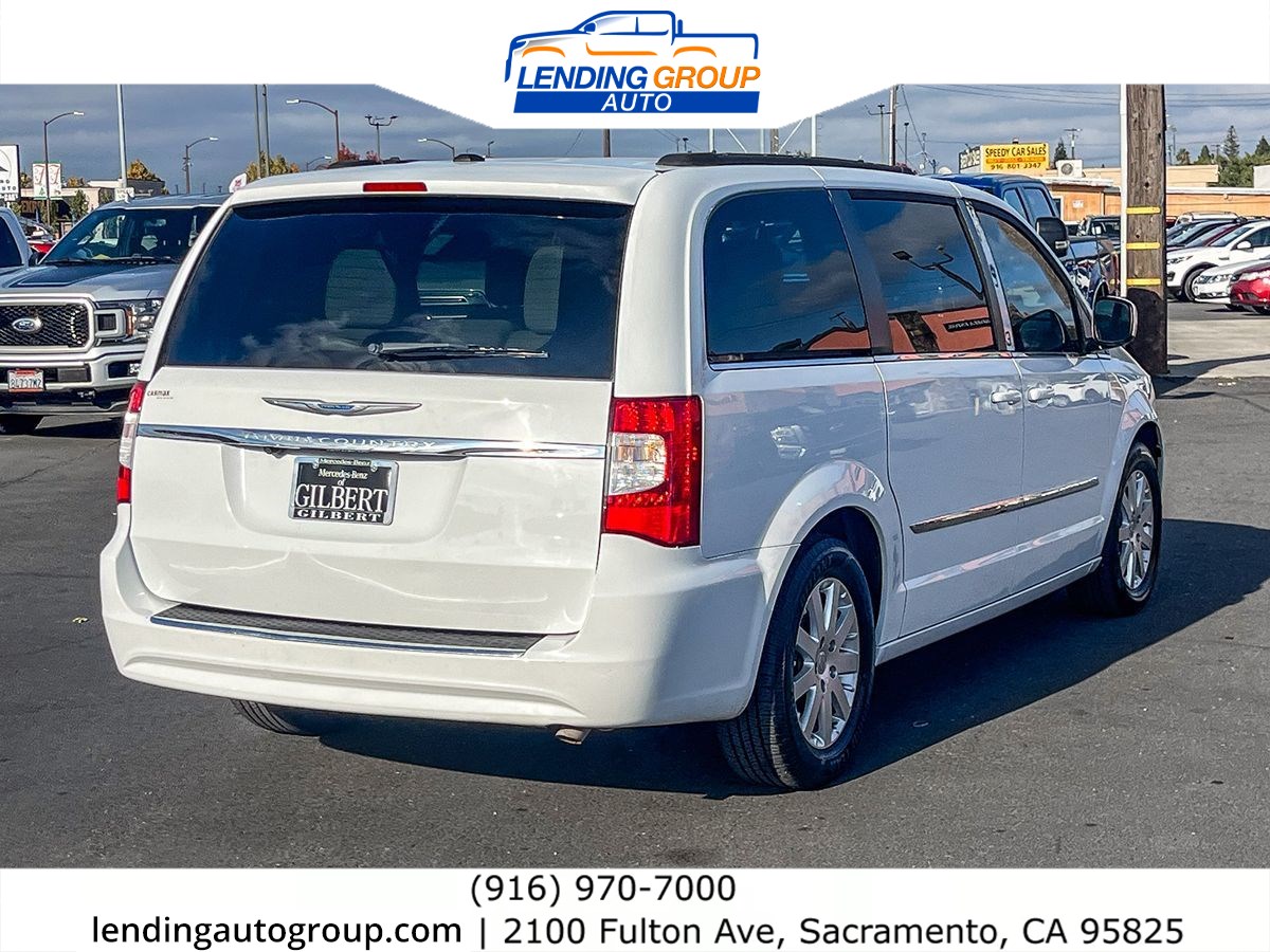 2016 Chrysler Town & Country Touring photo 4