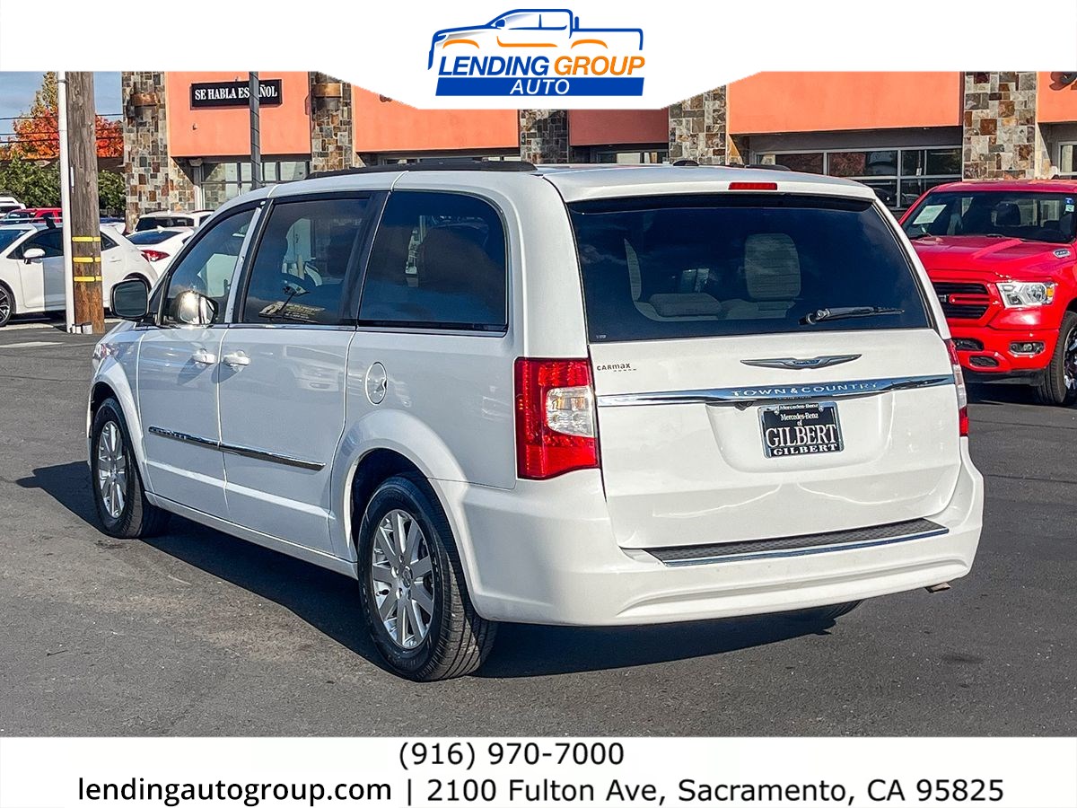 2016 Chrysler Town & Country Touring photo 2