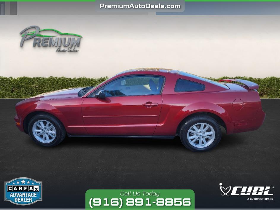 2005 Ford Mustang Deluxe photo 2