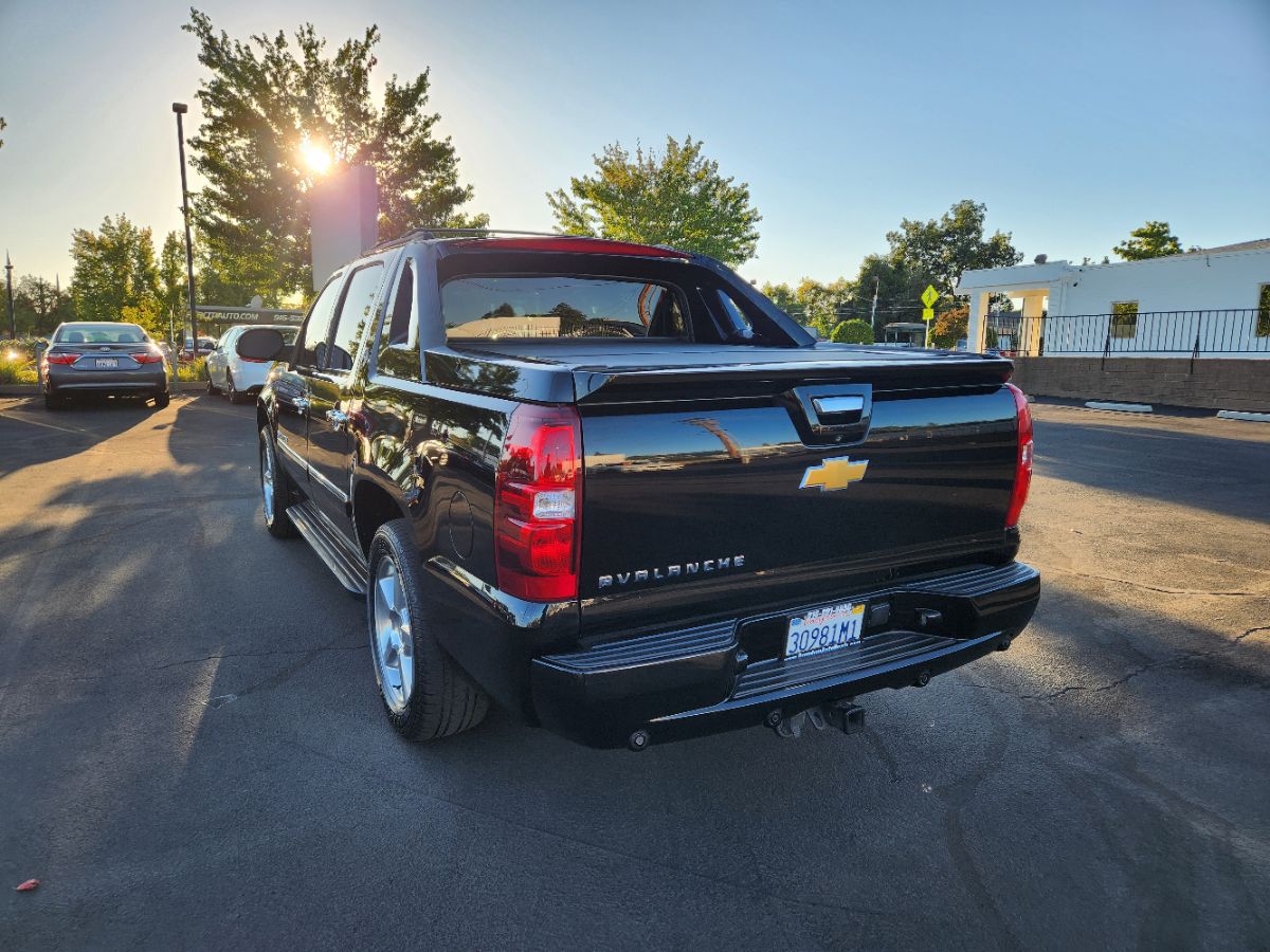 2013 Chevrolet Avalanche LTZ photo 2