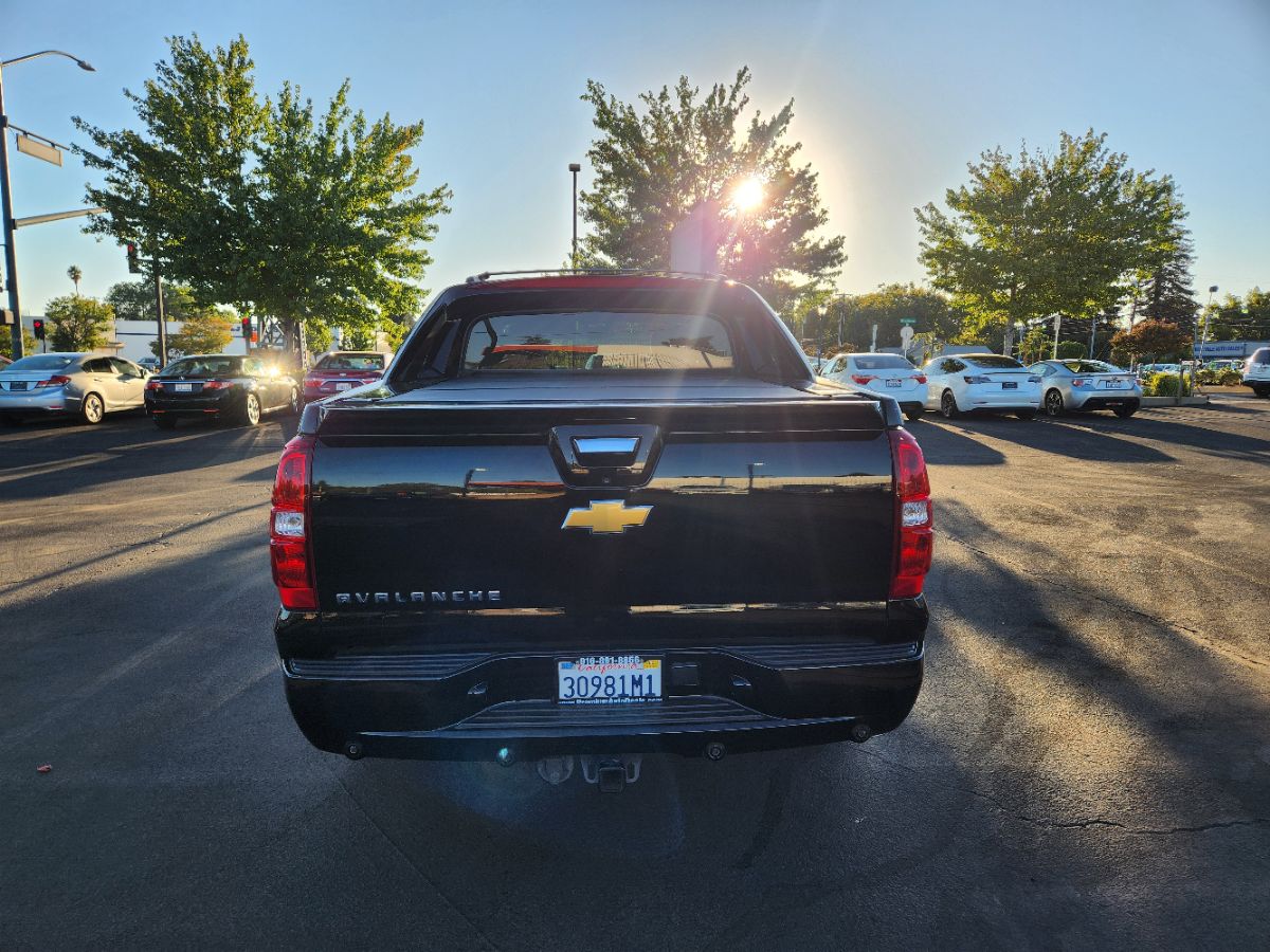 2013 Chevrolet Avalanche LTZ photo 3