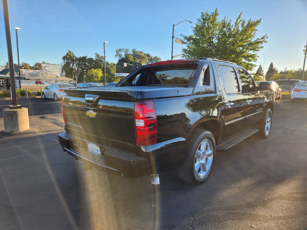 2013 Chevrolet Avalanche LTZ photo 4