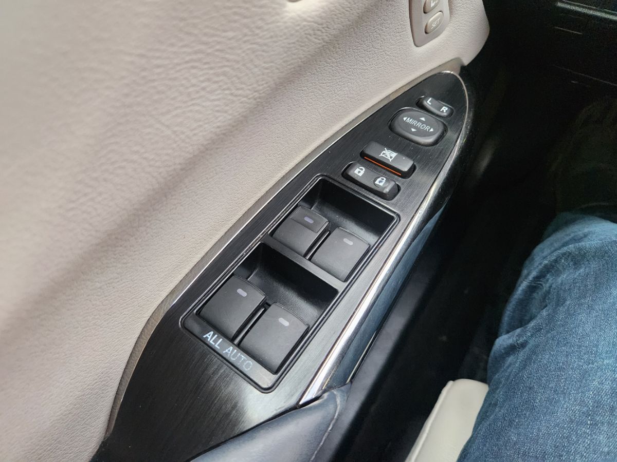 2014 Toyota Avalon Limited photo 19