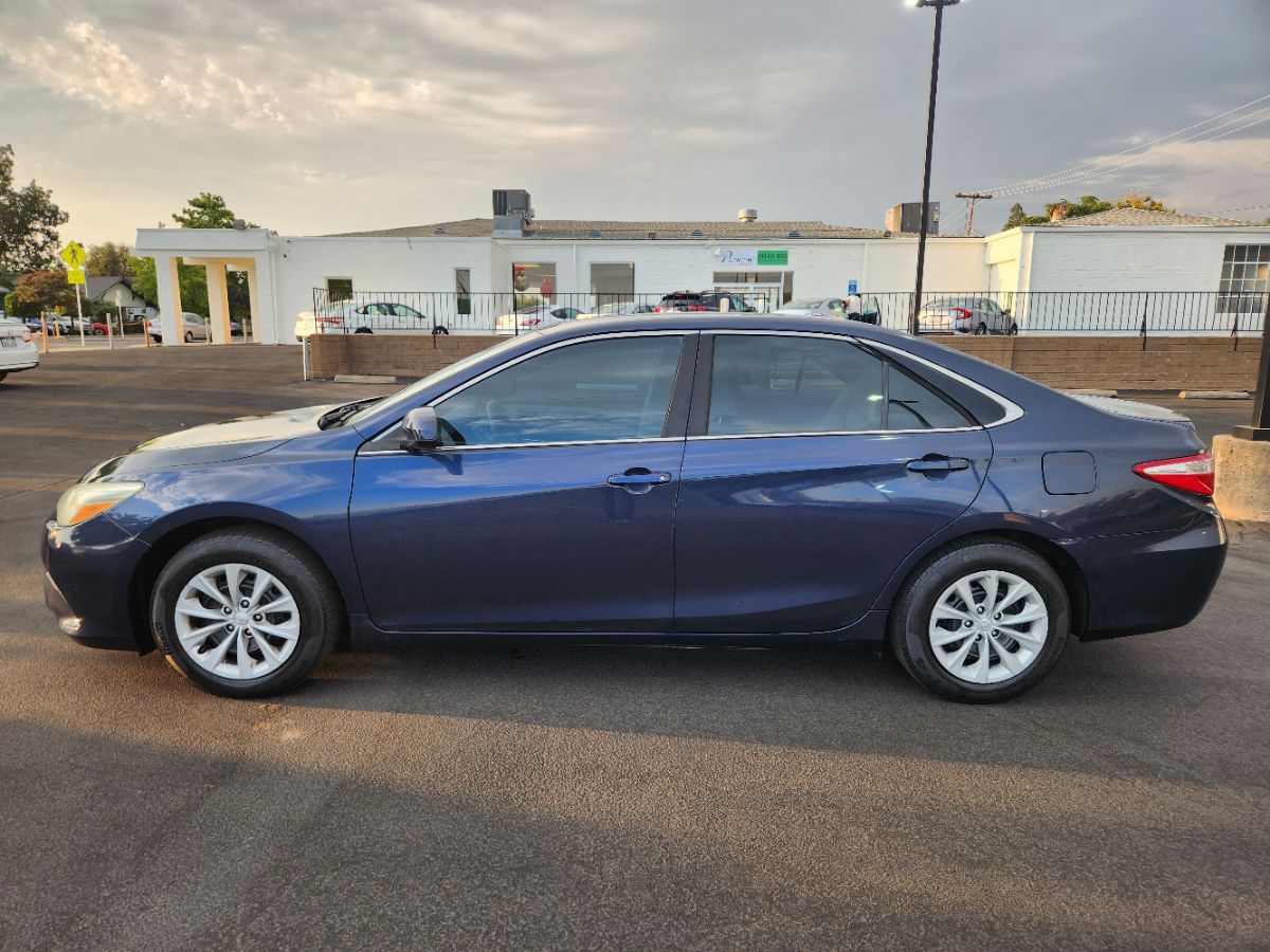 2015 Toyota Camry LE photo 2