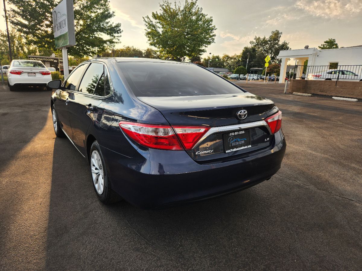 2015 Toyota Camry LE photo 3