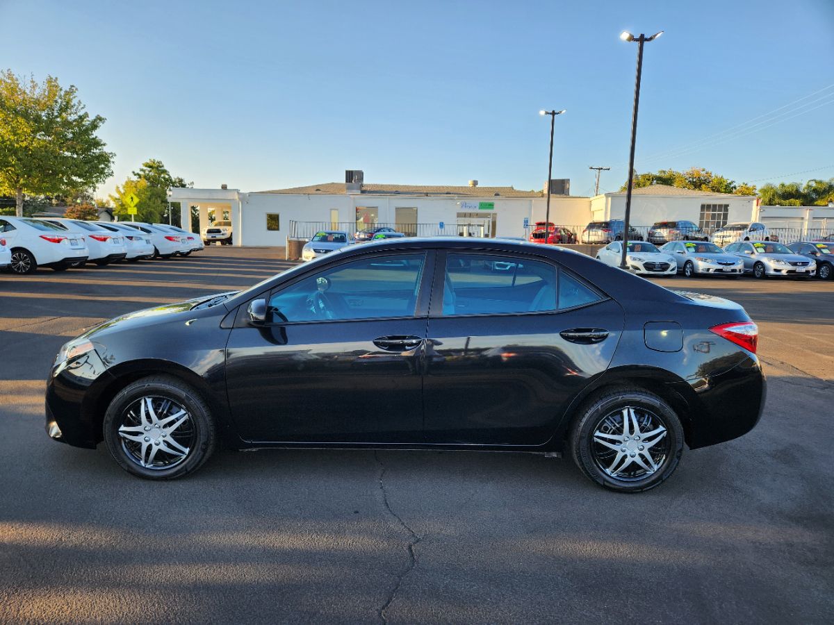2014 Toyota Corolla LE photo 2