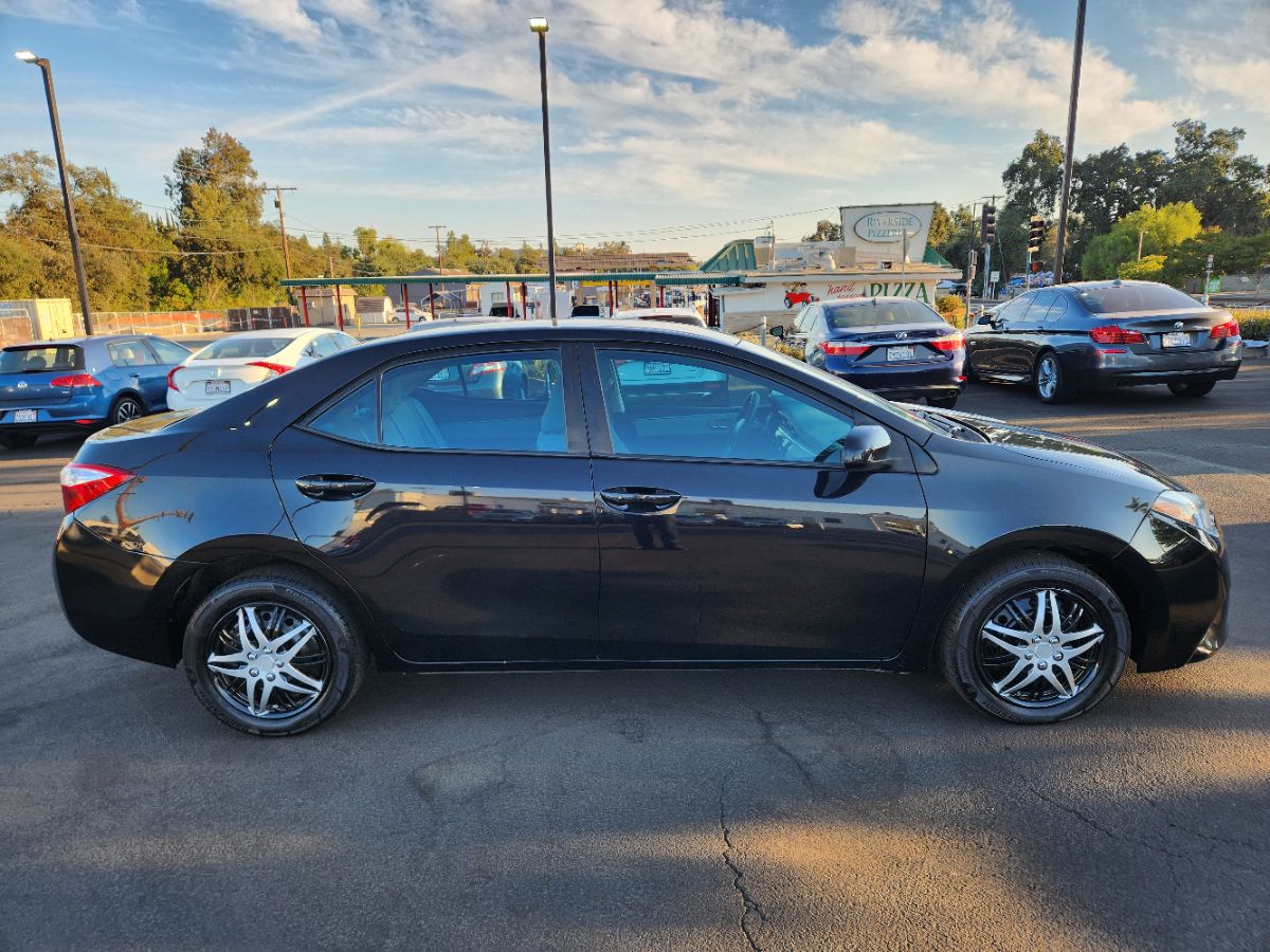 2014 Toyota Corolla LE photo 5