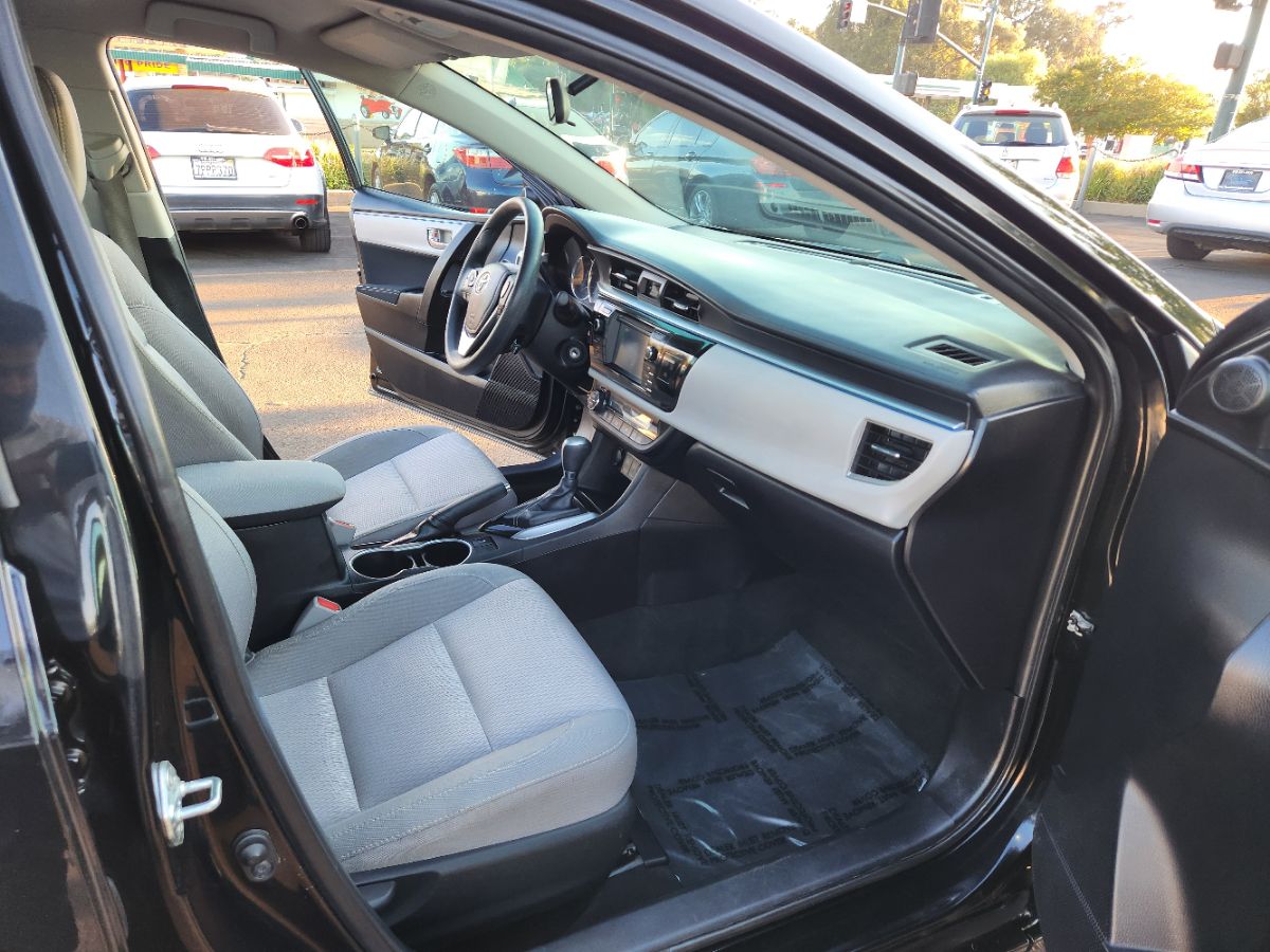 2014 Toyota Corolla LE photo 12