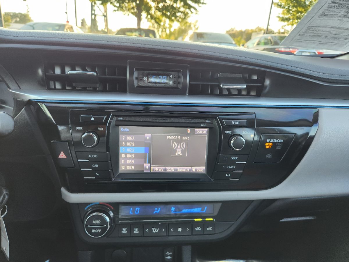 2014 Toyota Corolla LE photo 14
