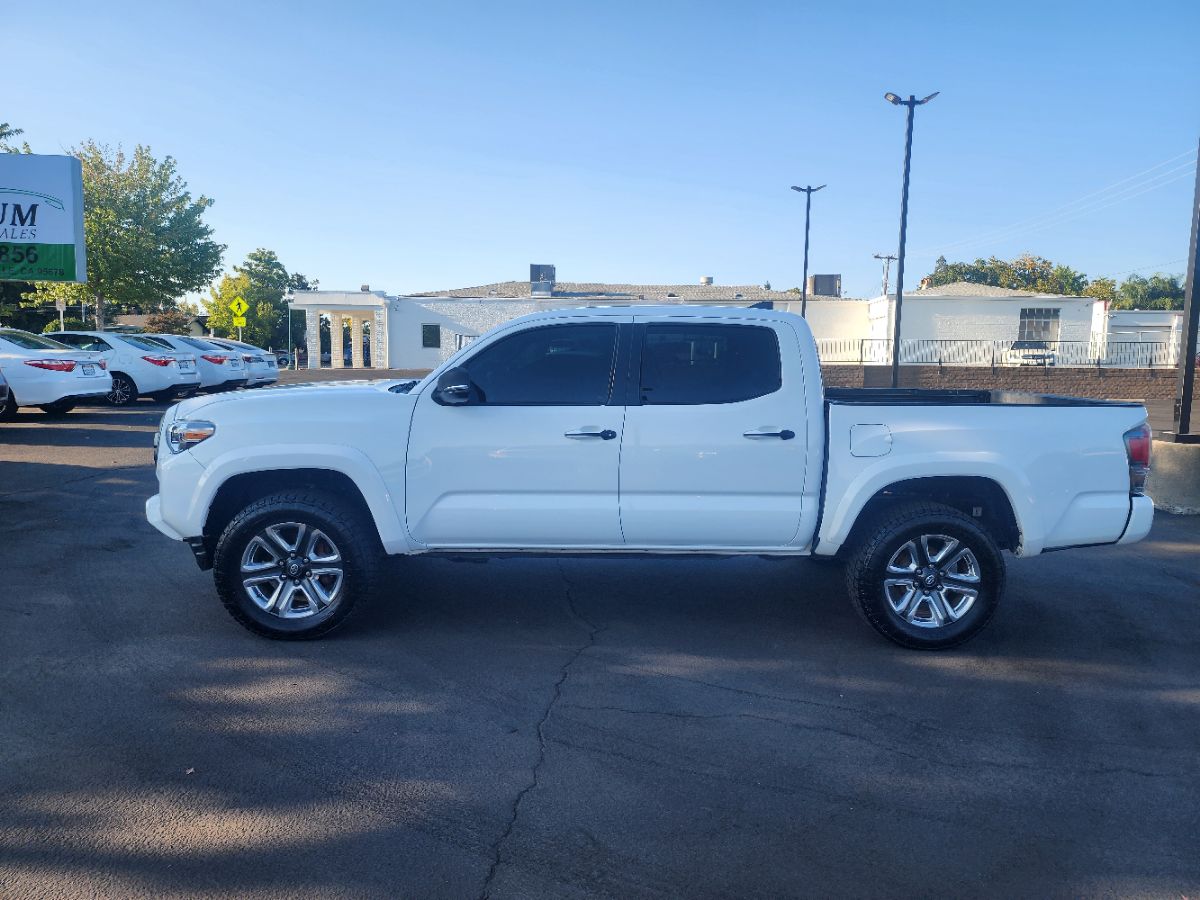 2017 Toyota Tacoma Limited Double Cab V6 4x4 photo 2