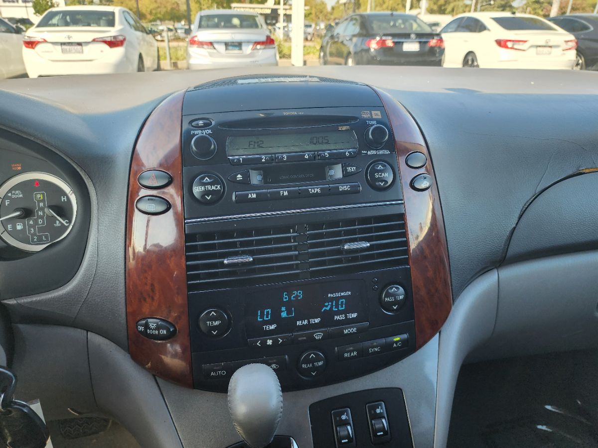 2004 Toyota Sienna XLE Limited photo 17