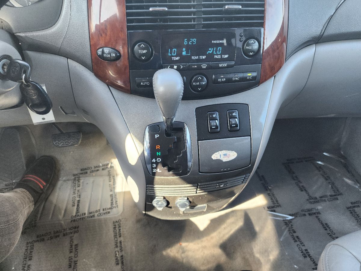 2004 Toyota Sienna XLE Limited photo 18