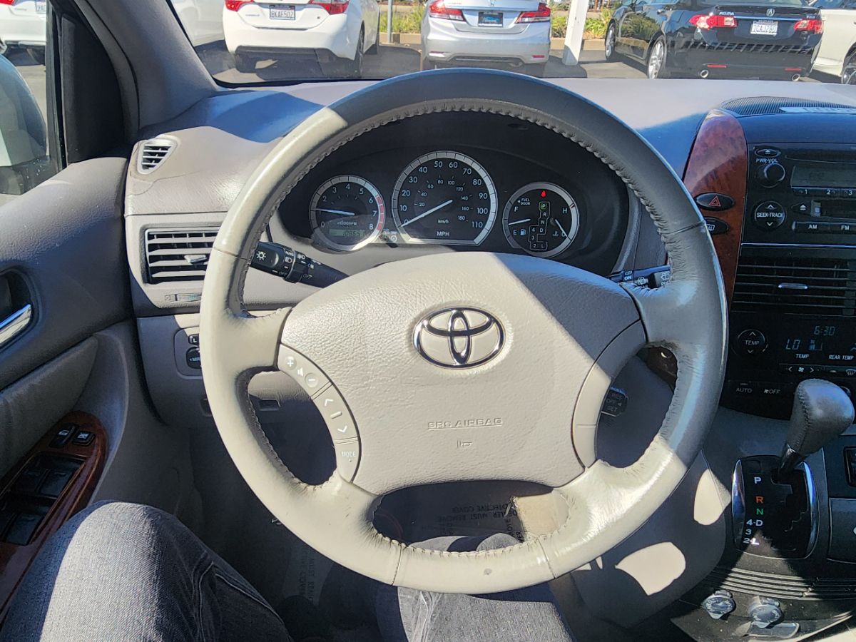 2004 Toyota Sienna XLE Limited photo 19