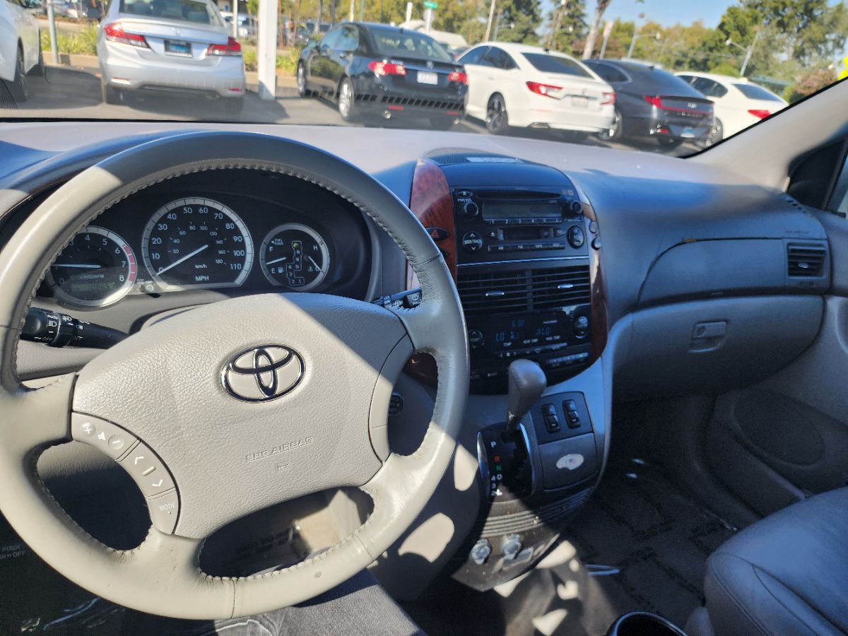 2004 Toyota Sienna XLE Limited photo 16