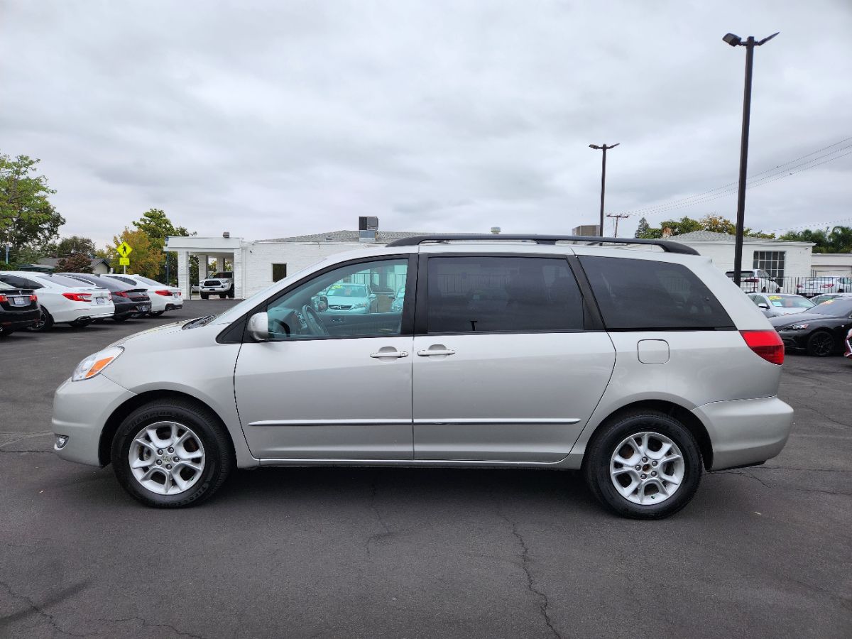 2004 Toyota Sienna XLE Limited photo 2