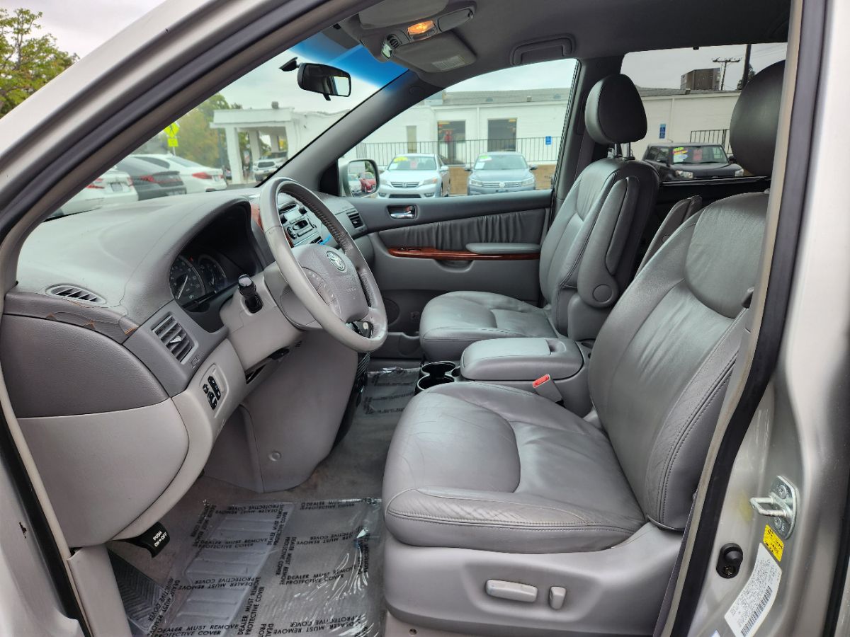 2004 Toyota Sienna XLE Limited photo 9