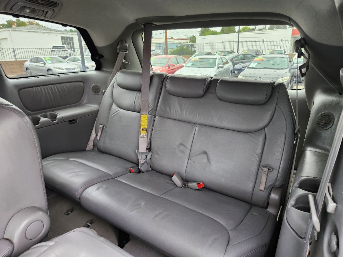 2004 Toyota Sienna XLE Limited photo 11