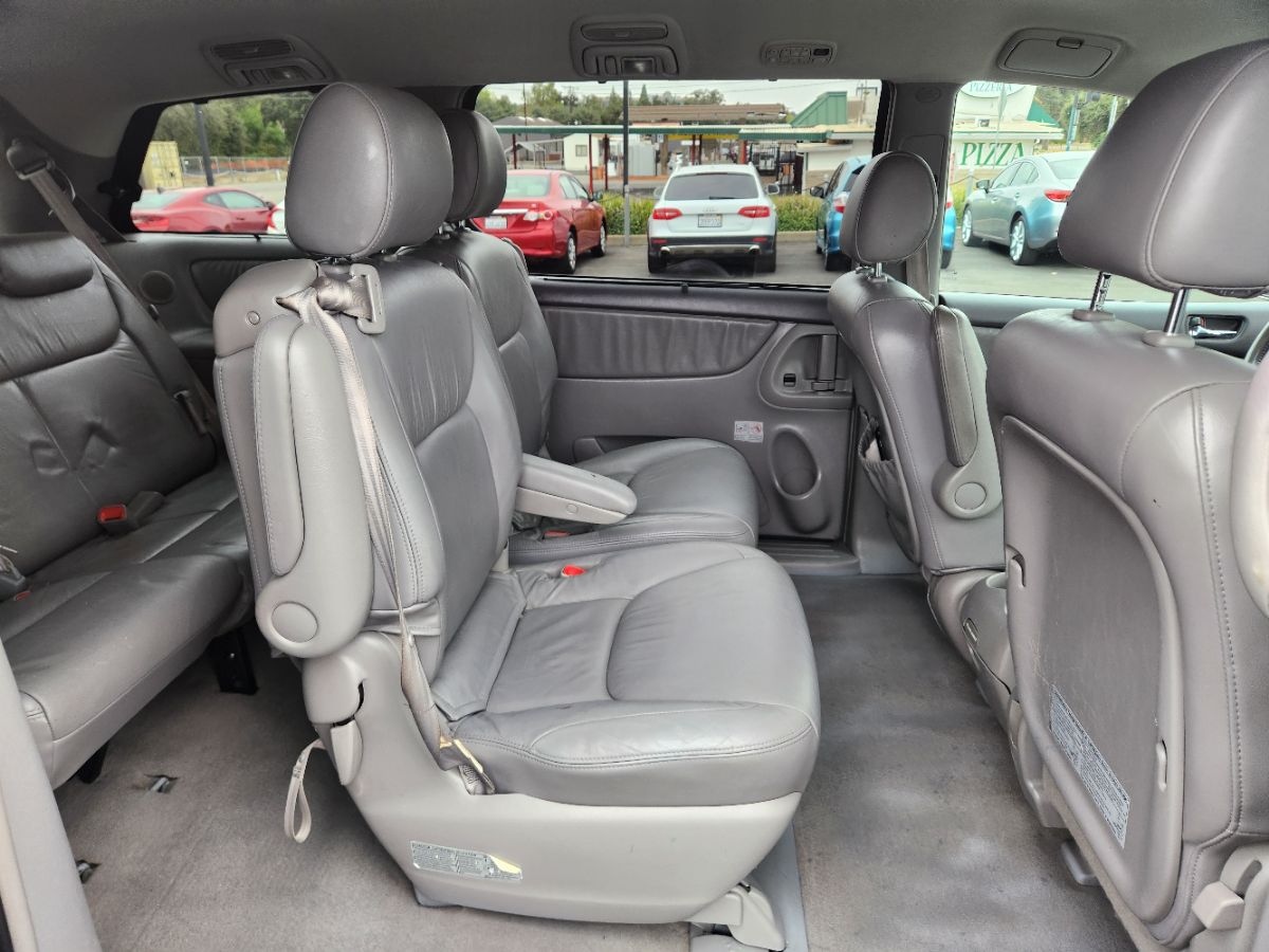 2004 Toyota Sienna XLE Limited photo 13